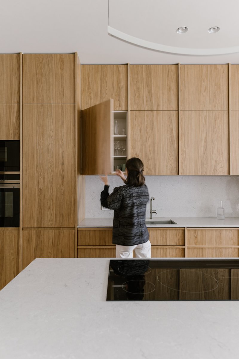 RG architectes - Carmélites - Maison contemporaine Bruxelles Uccle - Cuisine bois avec îlot