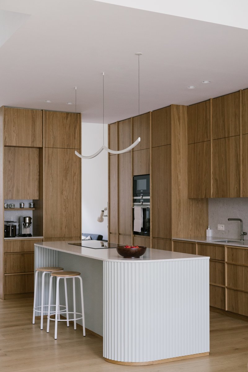 RG architectes - Carmélites - Rénovation maison bruxelloise Uccle - Ilot cuisine moderne