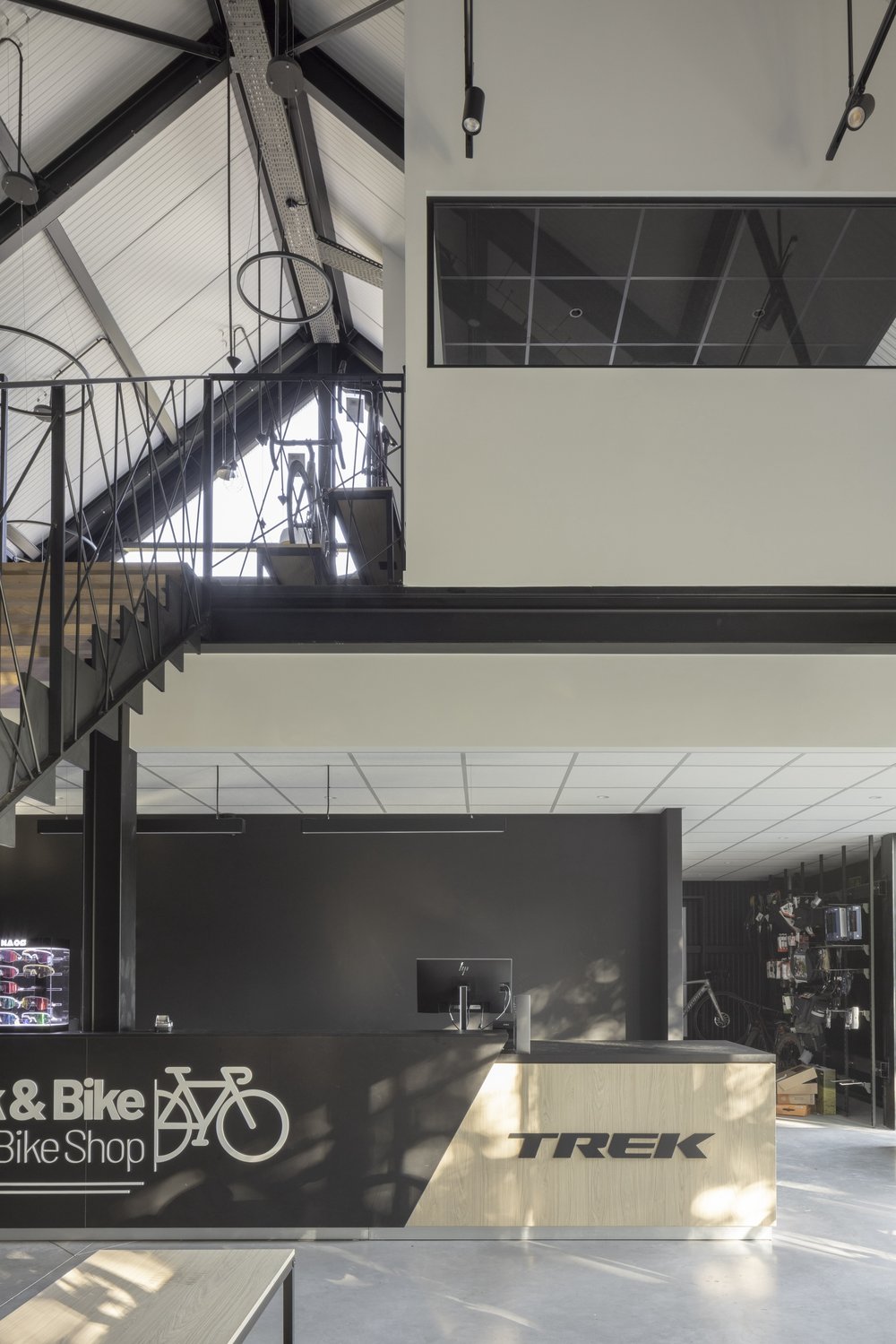 Architecture magasin industriel par RG architectes - Black&Bike