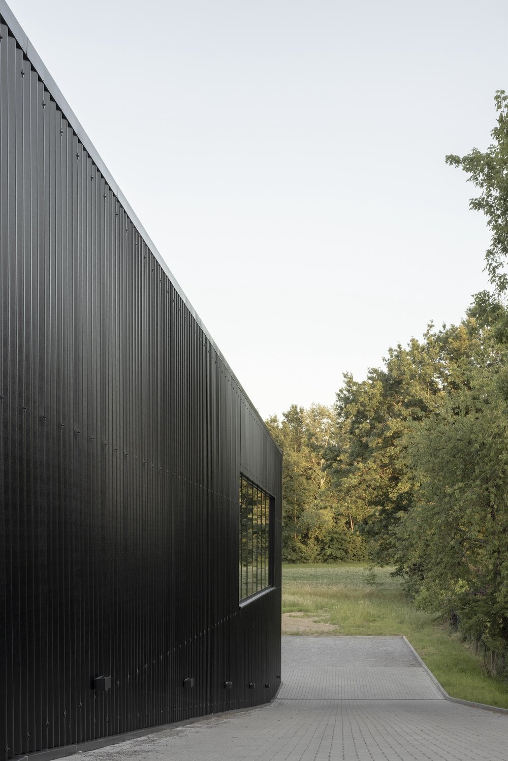 Bardage alu noir bâtiment contemporain par RG architectes - Black&Bike