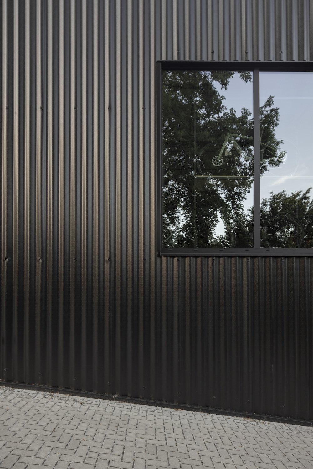 Construction industrielle Belgique par bureau RG architectes - Black&Bike