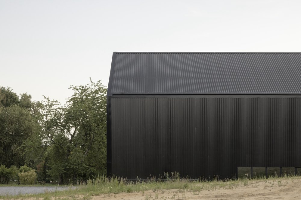 Bâtiment industriel contemporain nature par RG architectes - Black&Bike
