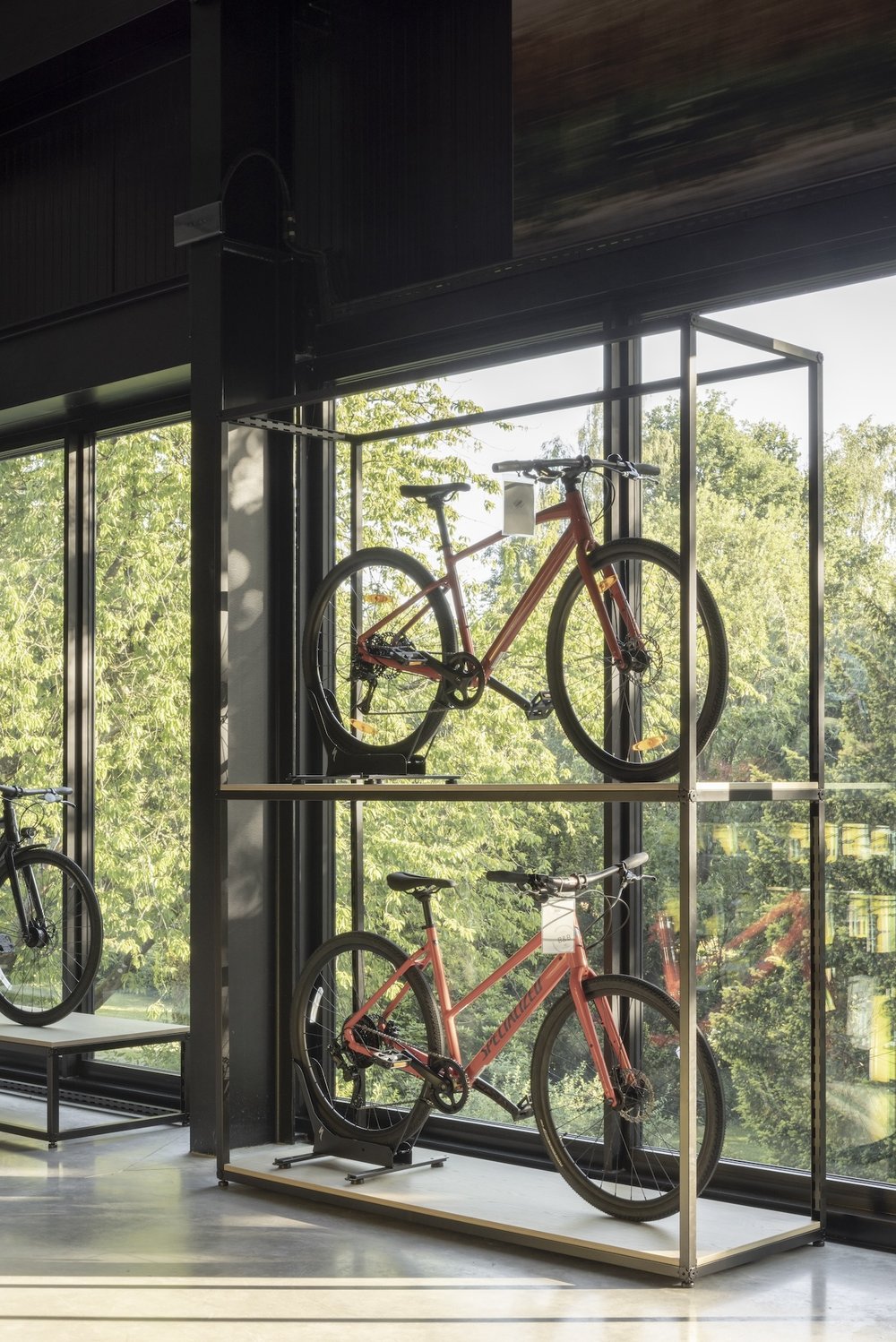 Intérieur magasin commercial Wavre par RG architectes - Black&Bike