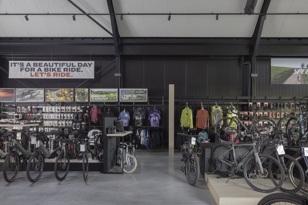 Construction magasin vélo Belgique par RG architectes - Black&Bike