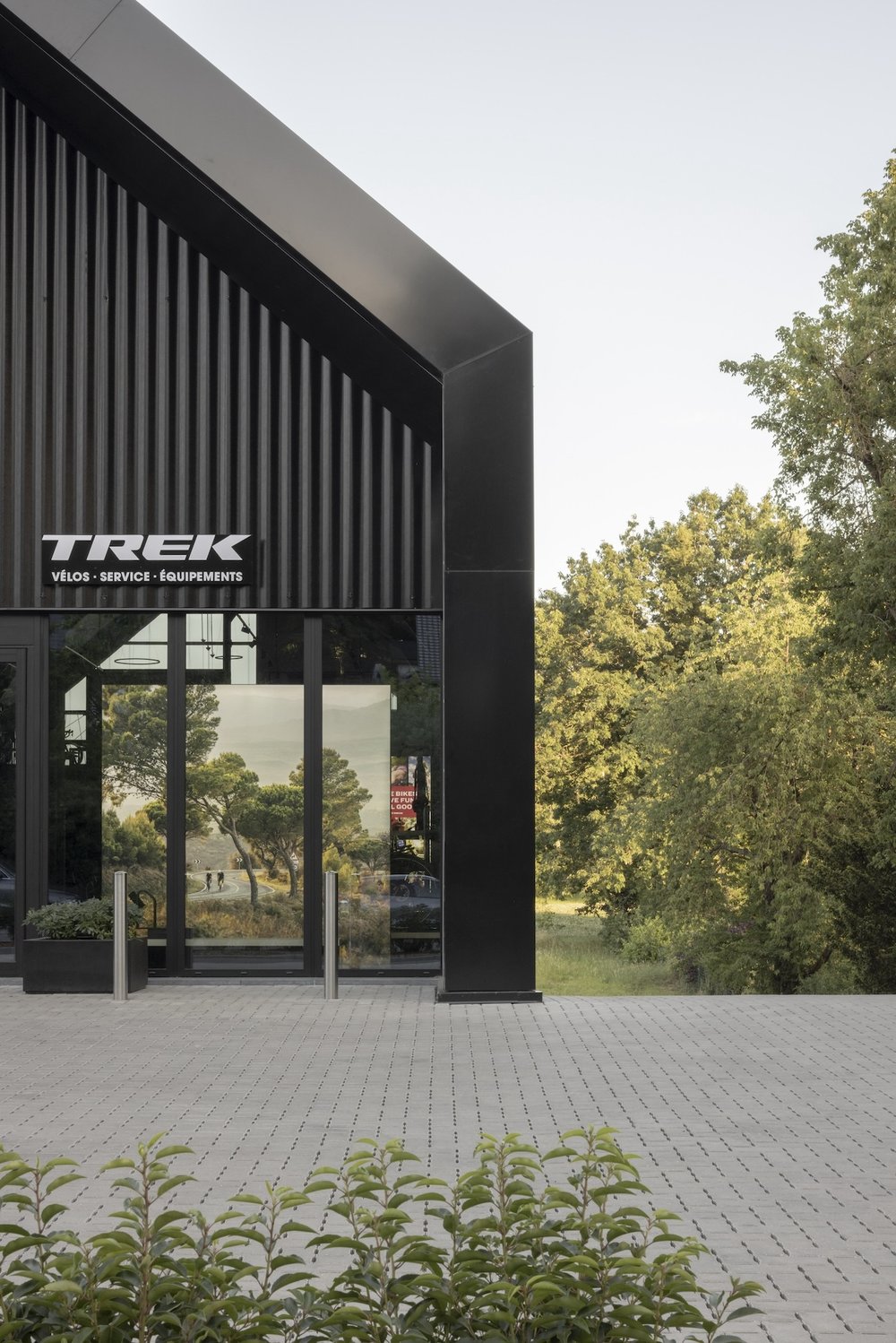 Construction magasin vélo Wavre par RG architectes - Black&Bike