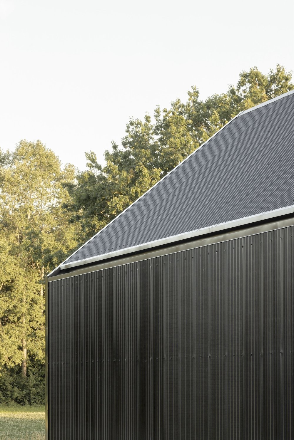 Bardage noir showroom par RG architectes - Black&Bike Wavre