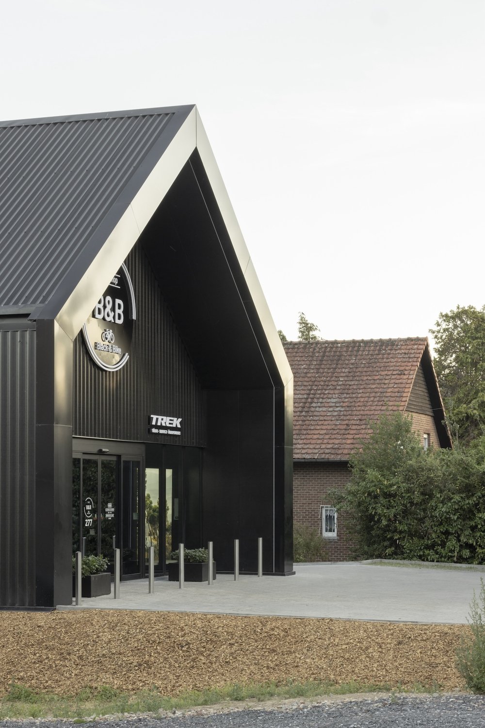 Architecture contemporaine magasin vélo par RG architectes - Black&Bike